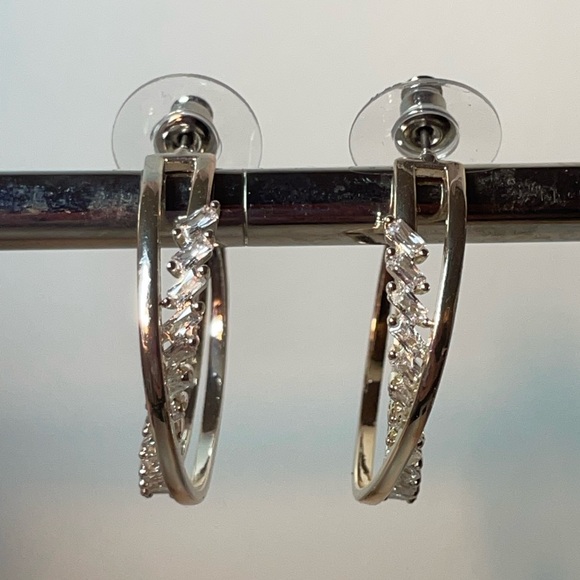 🆕 Anne Klein Polished Gold & Rhinestone Double Twist Hoop Earrings NWT - Picture 5 of 9